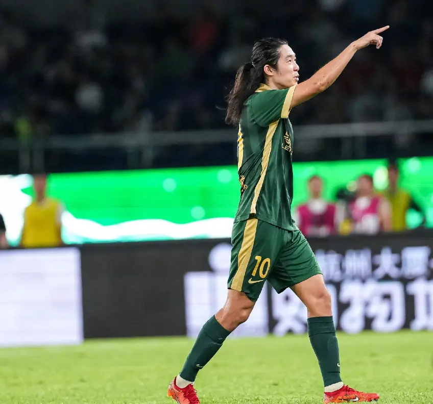 中超领头羊易主，海港强势登顶！路易斯倒钩中框，申花0-0浙江