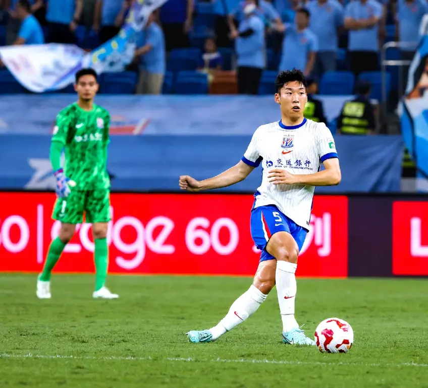 中超领头羊易主，海港强势登顶！路易斯倒钩中框，申花0-0浙江