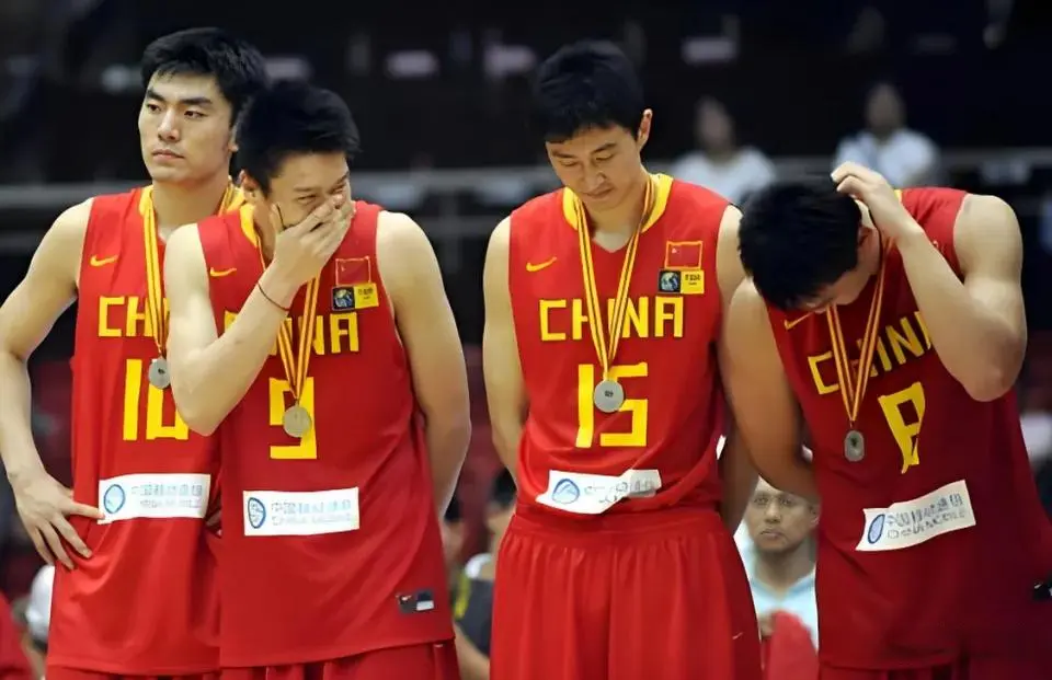 中国男篮亚洲杯决赛16胜1负！丢冠时任主帅郭士强并曝“偷笑门”