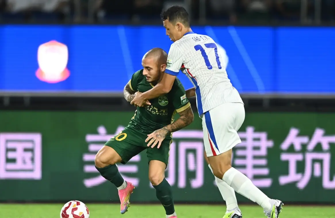 中超领头羊易主，海港强势登顶！路易斯倒钩中框，申花0-0浙江