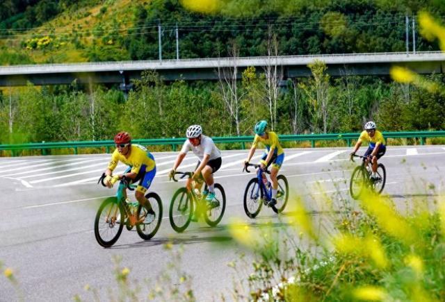 21℃草原上的速度对决！冬奥赛道迎来千骑竞逐