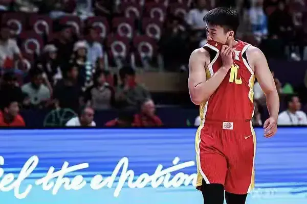 半场鏖战！胡明轩10分，中国男篮42:40领先新西兰，接下来要顶住