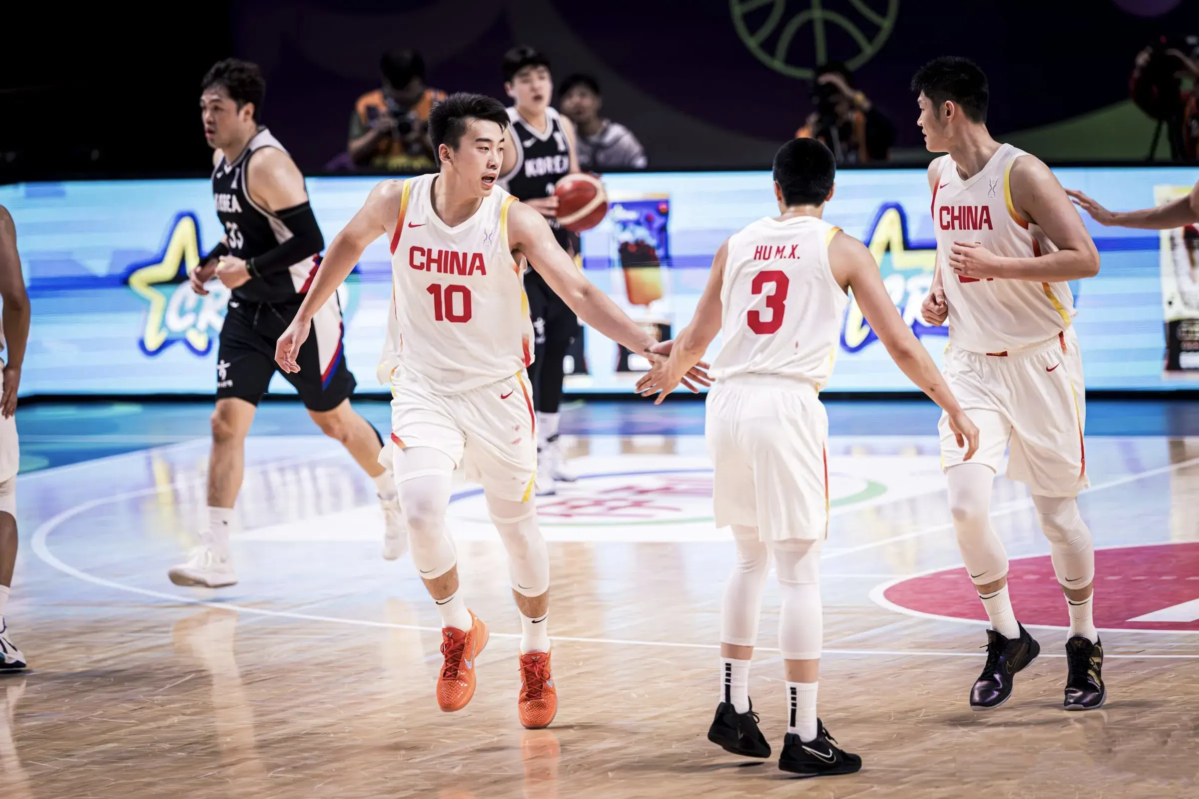 半场鏖战！胡明轩10分，中国男篮42:40领先新西兰，接下来要顶住