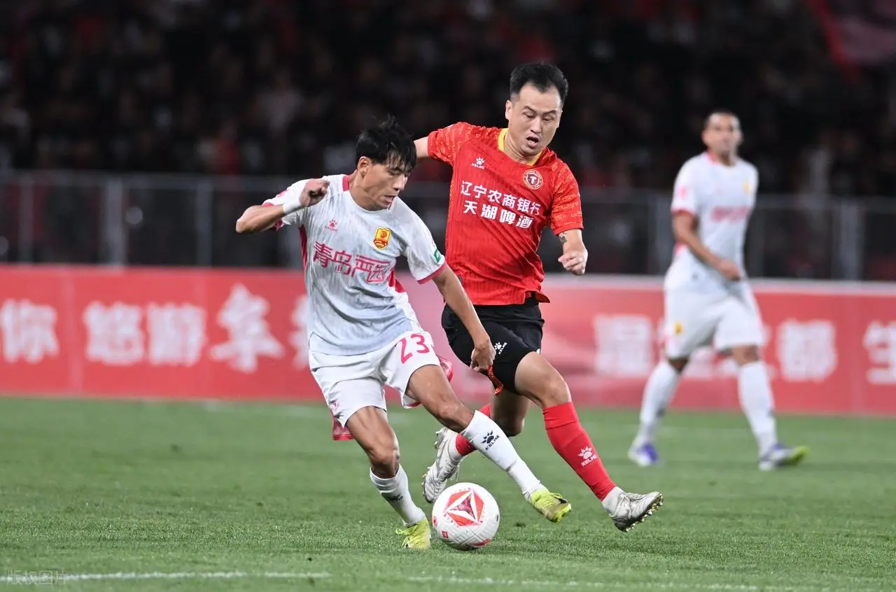 2-1！辽宁铁人胜青岛，12轮不败，领先重庆7分，邦本宜裕下轮停赛