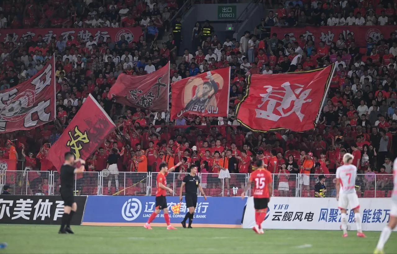 2-1！辽宁铁人胜青岛，12轮不败，领先重庆7分，邦本宜裕下轮停赛