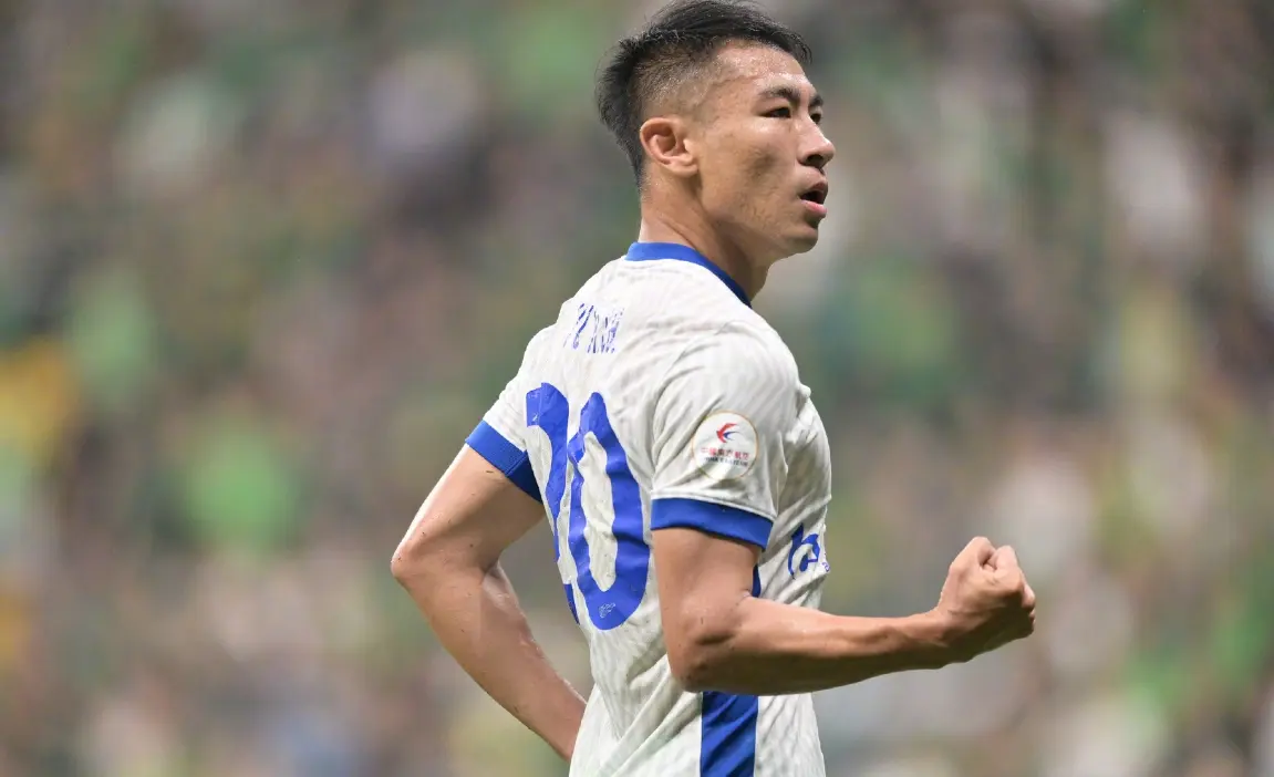中超领头羊易主，海港强势登顶！路易斯倒钩中框，申花0-0浙江