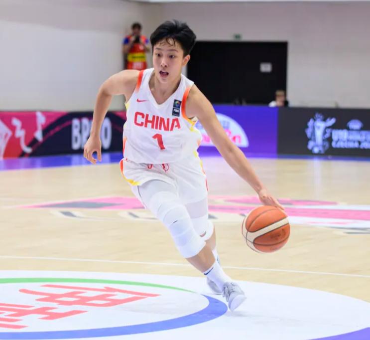 小李梦获宫鲁鸣征召：19+11超猛 1.81米篮板王天赋卓绝