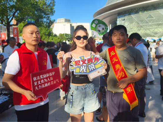 常州：正能量“暖心周边”受追捧，为苏超“加buff”