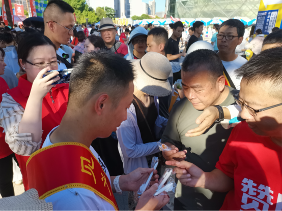 常州：正能量“暖心周边”受追捧，为苏超“加buff”