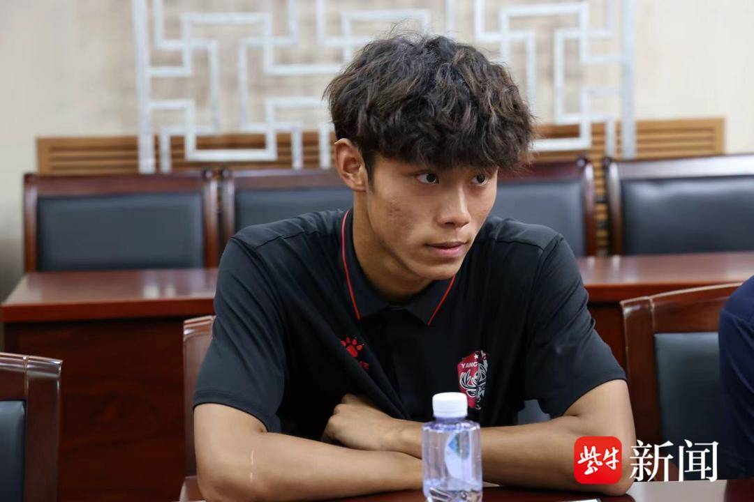 从“苏超”到大学校园，盐城队中后卫收获特别的“开学礼”