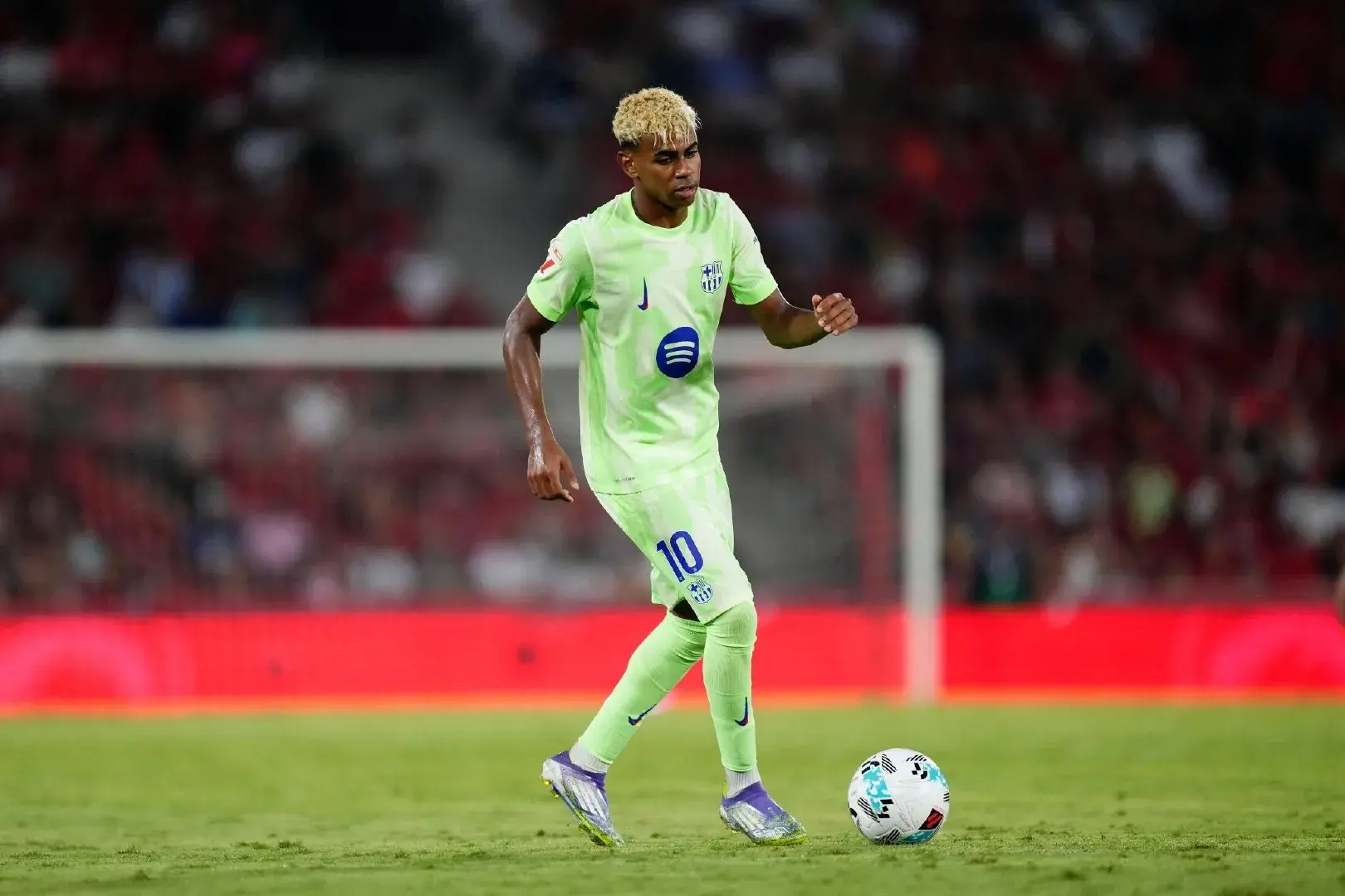 4-0！3-0！足坛疯狂一夜：曼城登顶英超，巴萨告捷，拜仁再添一冠