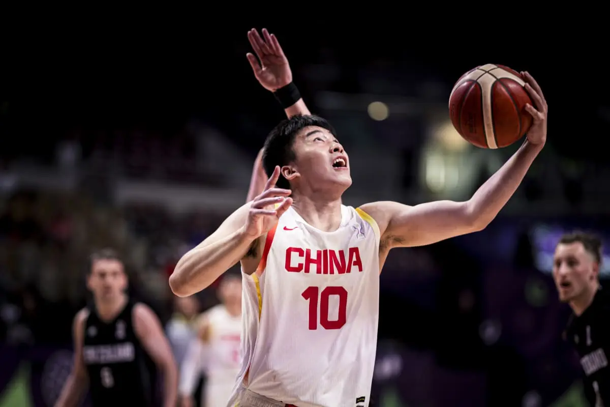 中国男篮冲击冠军！王俊杰发文，高诗岩回应质疑，赵睿硬汉柔情！