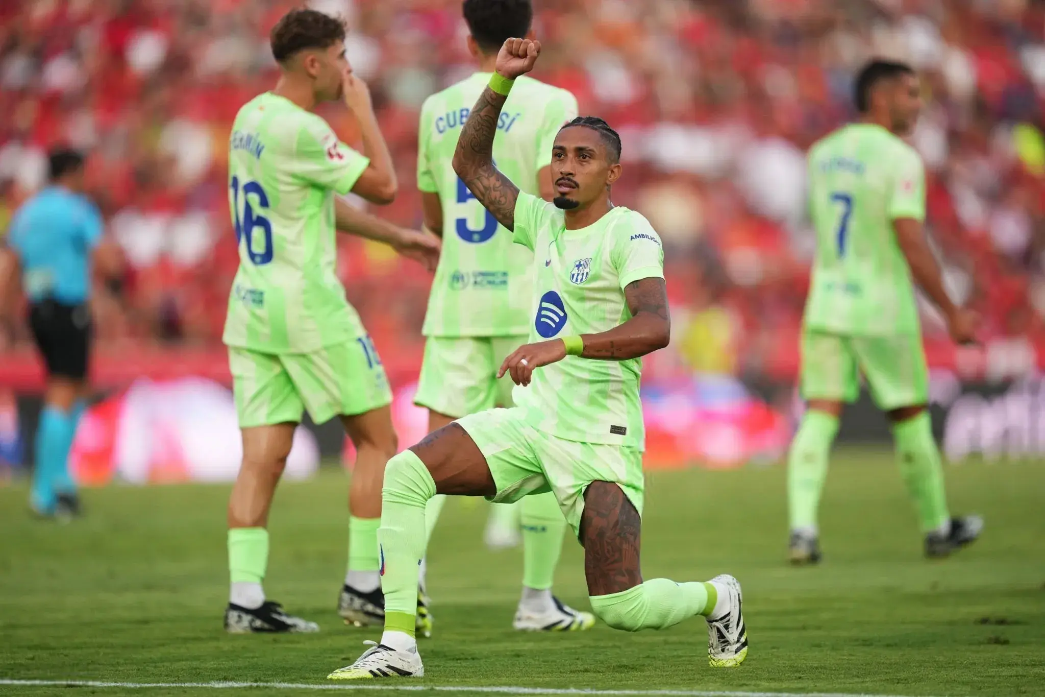 4-0！3-0！足坛疯狂一夜：曼城登顶英超，巴萨告捷，拜仁再添一冠