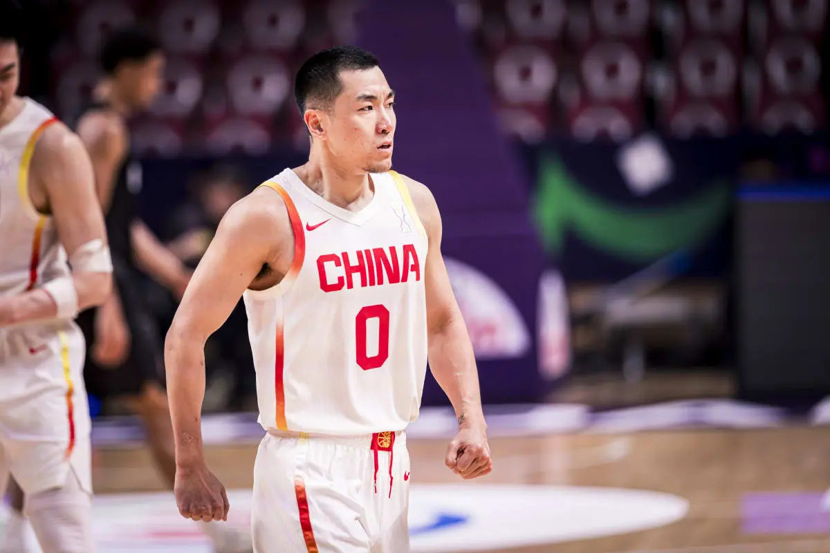 中国男篮冲击冠军！王俊杰发文，高诗岩回应质疑，赵睿硬汉柔情！