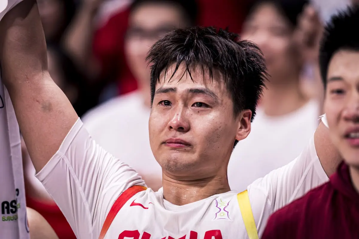 中国男篮冲击冠军！王俊杰发文，高诗岩回应质疑，赵睿硬汉柔情！
