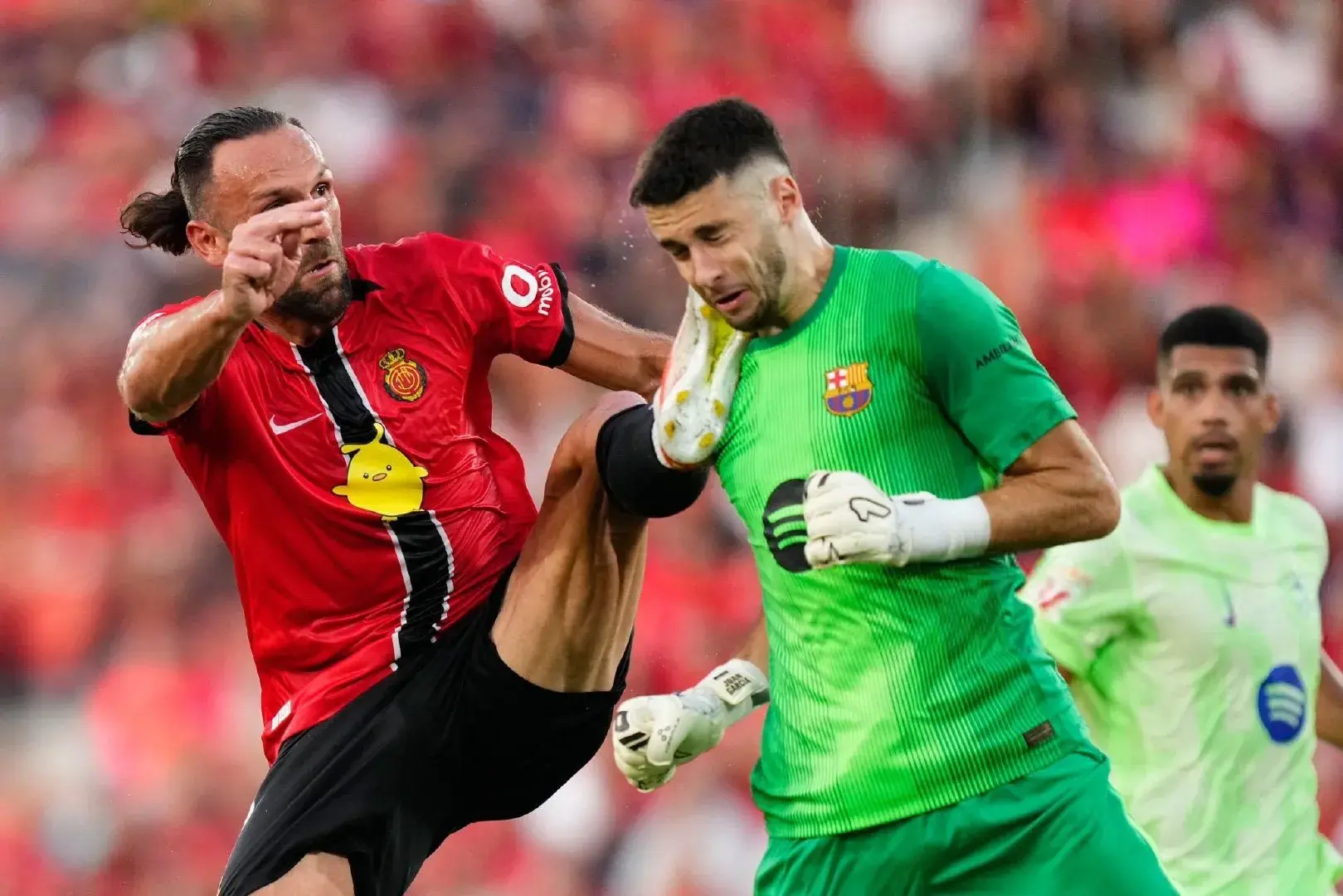 4-0！3-0！足坛疯狂一夜：曼城登顶英超，巴萨告捷，拜仁再添一冠