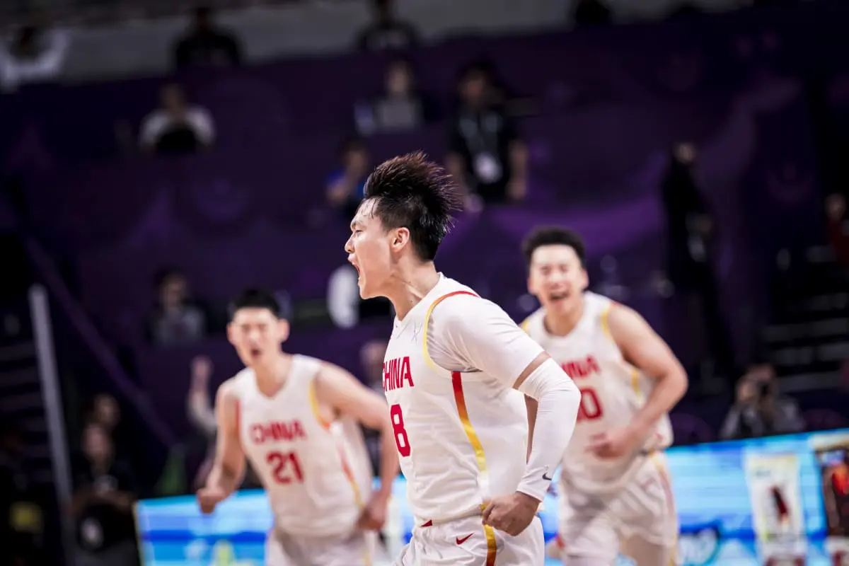 亚洲杯疯狂夜：人民日报发文祝贺，中国男篮进决赛，0点中澳争冠