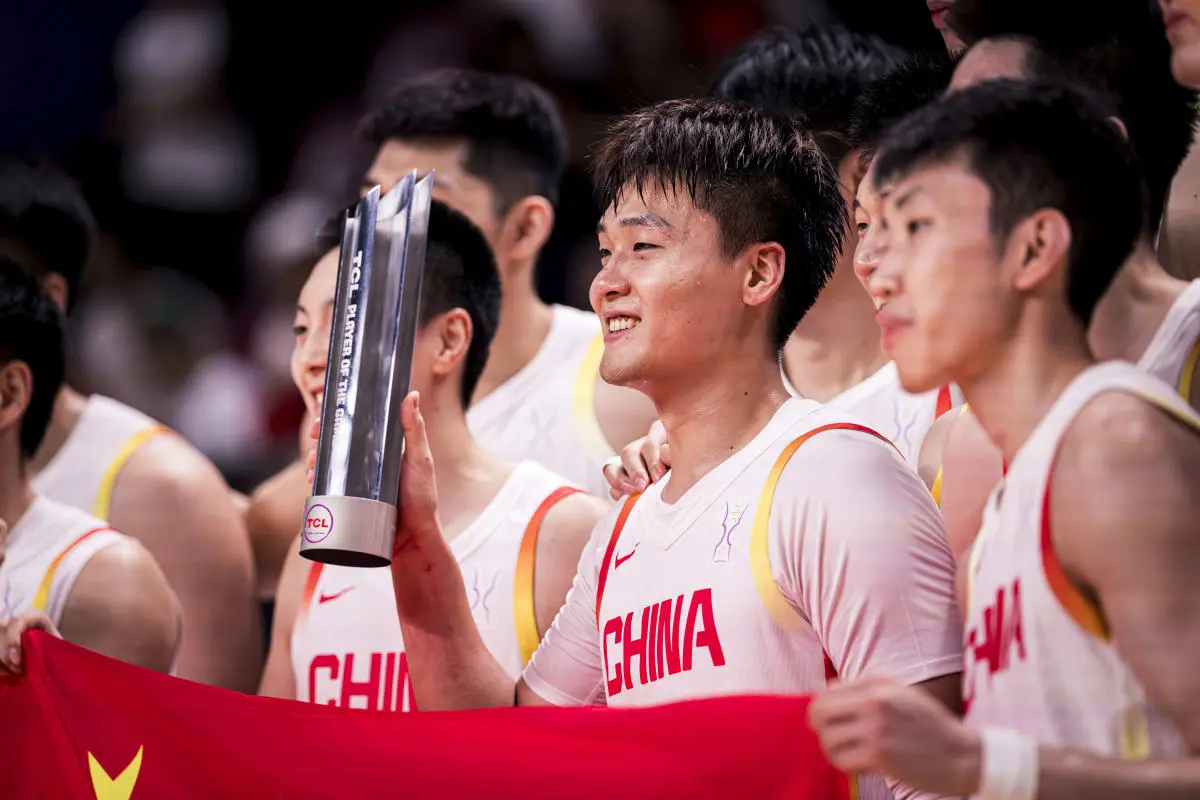 中国男篮冲击冠军！王俊杰发文，高诗岩回应质疑，赵睿硬汉柔情！
