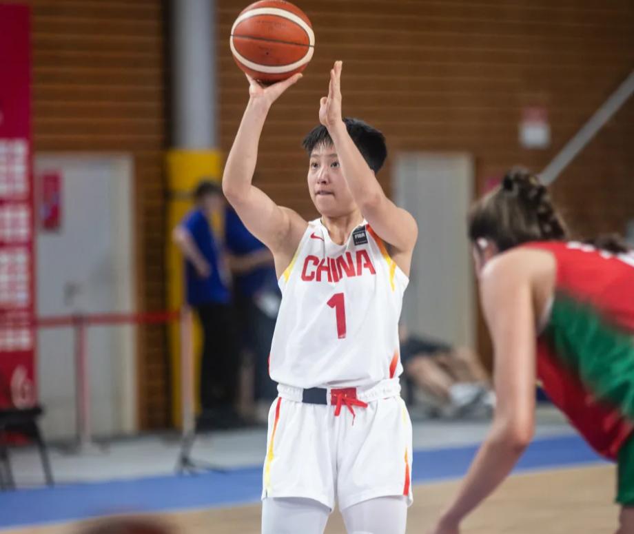 小李梦获宫鲁鸣征召：19+11超猛 1.81米篮板王天赋卓绝