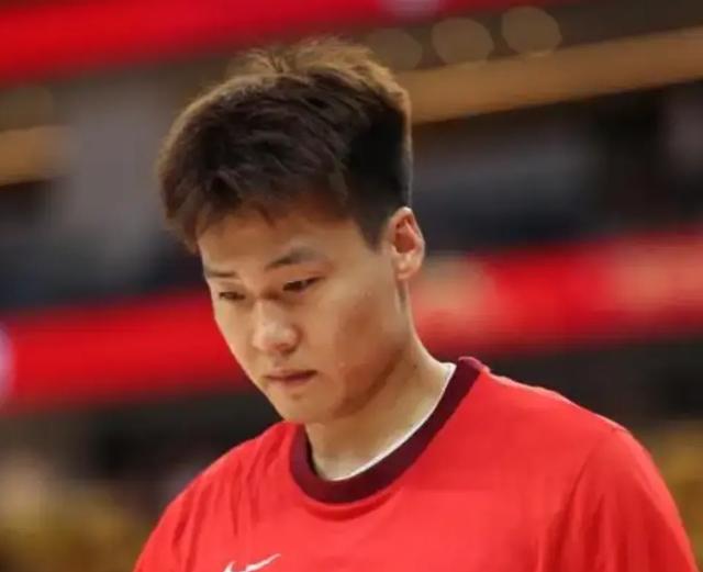 看看赵睿是怎么打球的！1分钟内主导8-0，成男篮获胜关键点