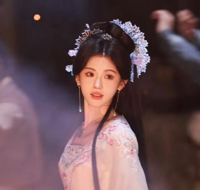 鞠婧祎《来战》簪花路透好绝！回眸自带神性，看到配角：心动了！