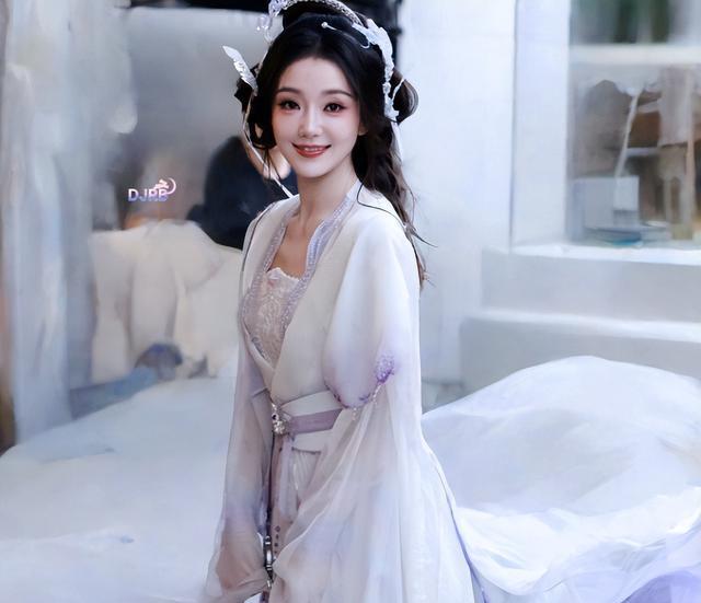 鞠婧祎《来战》簪花路透好绝！回眸自带神性，看到配角：心动了！