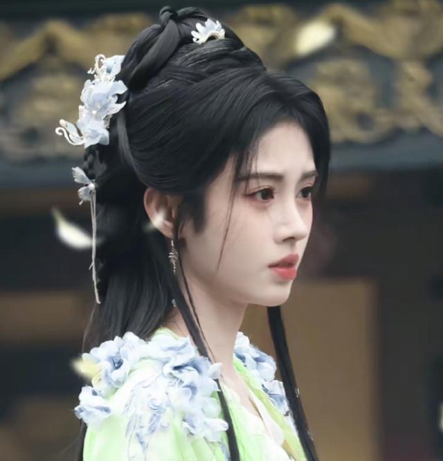 鞠婧祎《来战》簪花路透好绝！回眸自带神性，看到配角：心动了！