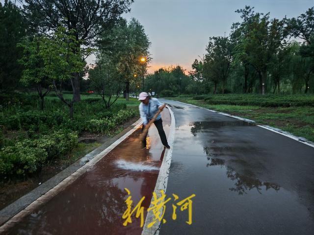 大雨后的坚守！华山景区保障泉水节夜光欢乐跑圆满进行
