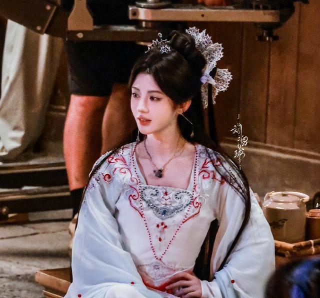 鞠婧祎《来战》簪花路透好绝！回眸自带神性，看到配角：心动了！