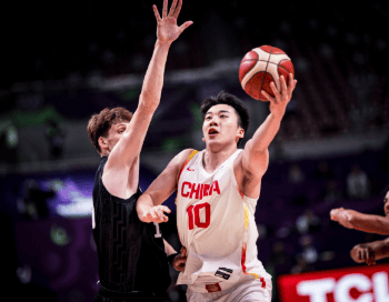 媒体人：中国男篮在亚洲杯上挡拆后的战术变化很多
