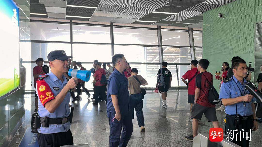 圆梦！盐城首开球迷专列，1200多名球迷远征南京