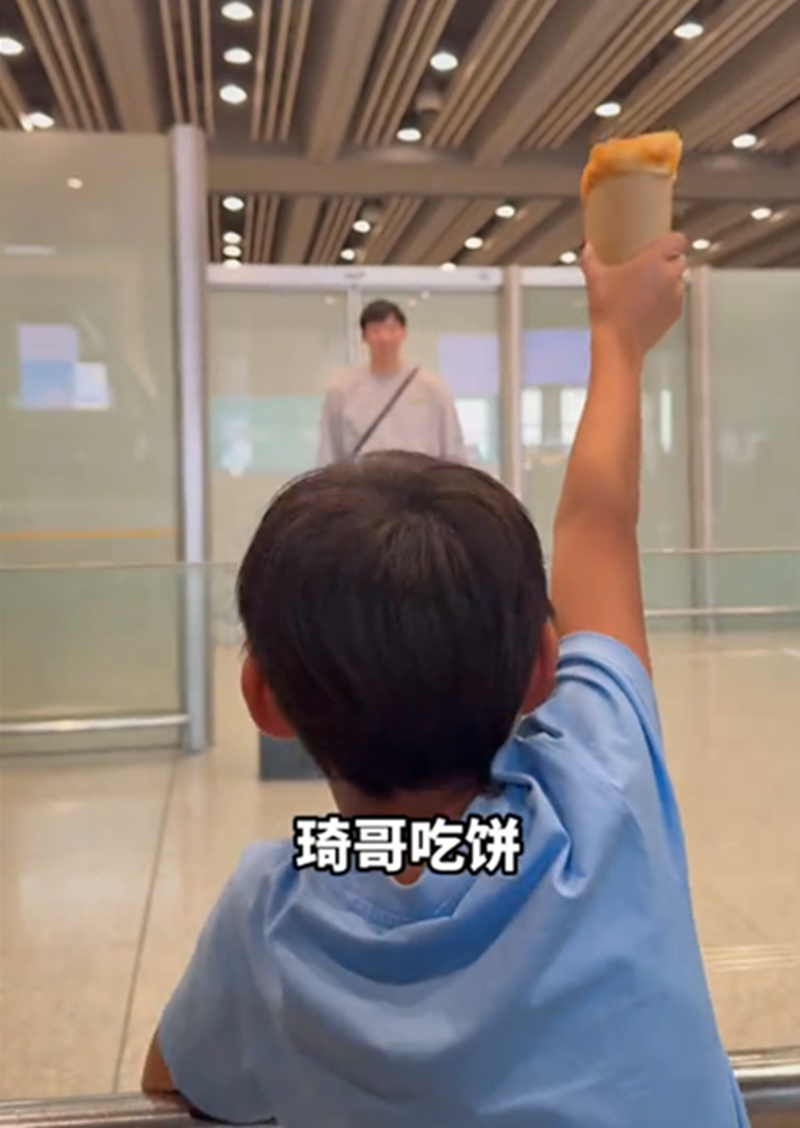 全员玩梗！周琦回国儿子拿灌饼接机，赵睿评论区补刀要一份