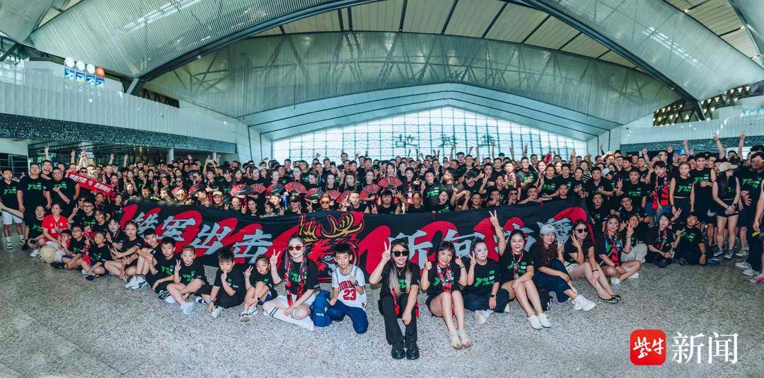 圆梦！盐城首开球迷专列，1200多名球迷远征南京
