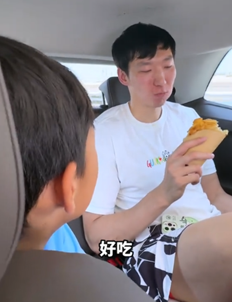 全员玩梗！周琦回国儿子拿灌饼接机，赵睿评论区补刀要一份