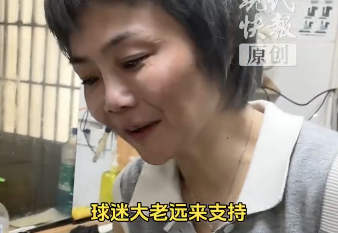取得苏超首胜后，常州球迷一同前往主教练爱人面馆打卡