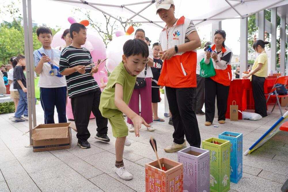 十五运吉祥物和垃圾分类吉祥物牵手：记得做好垃圾分类哦