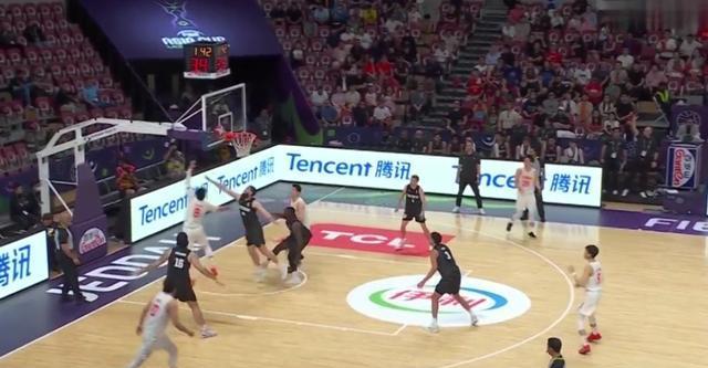 看看赵睿是怎么打球的！1分钟内主导8-0，成男篮获胜关键点