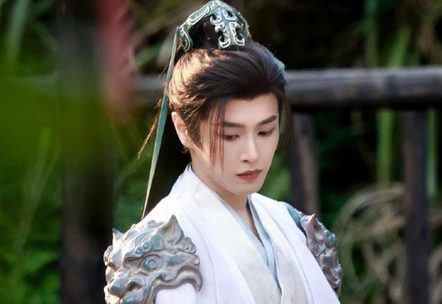 鞠婧祎《来战》簪花路透好绝！回眸自带神性，看到配角：心动了！