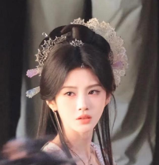 鞠婧祎《来战》簪花路透好绝！回眸自带神性，看到配角：心动了！