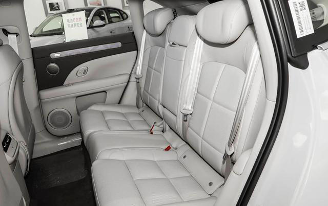 配103度宁德时代电池，还有超级四驱+4轮转向，这车顶配才27.99万