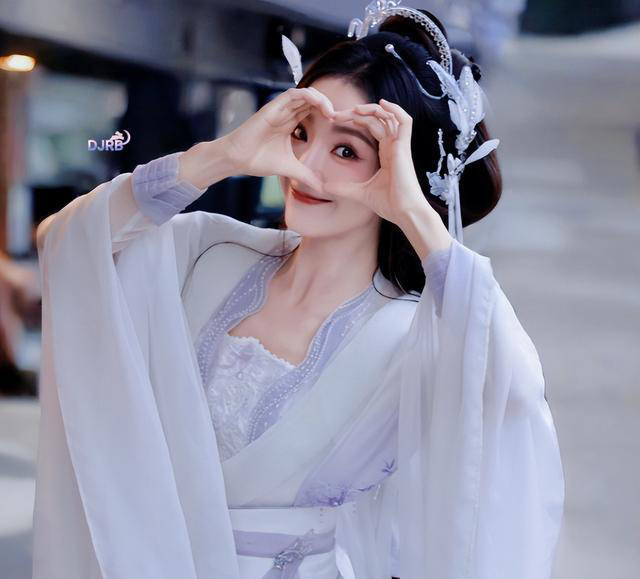 鞠婧祎《来战》簪花路透好绝！回眸自带神性，看到配角：心动了！