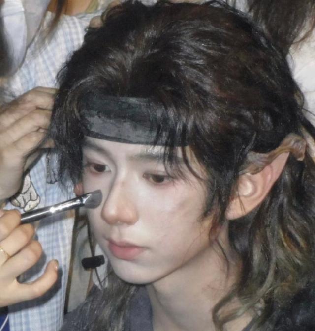 鞠婧祎《来战》簪花路透好绝！回眸自带神性，看到配角：心动了！