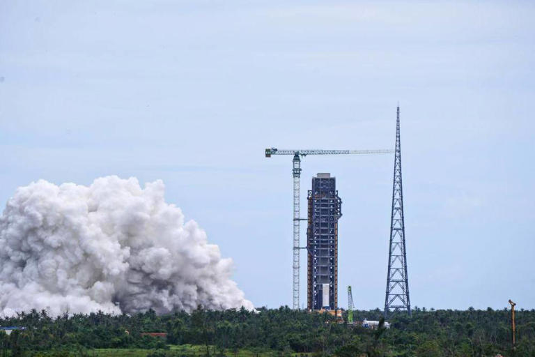 我国载人登月火箭研制迎新进展：长征十号系列火箭点火试验成功