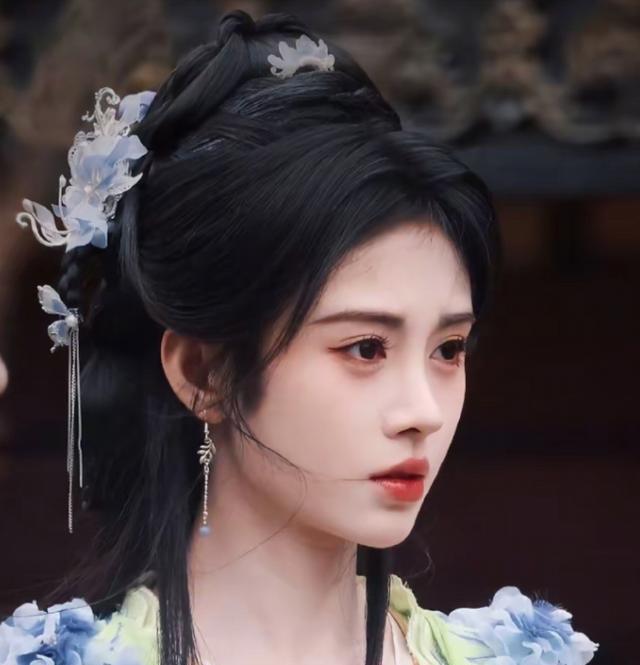 鞠婧祎《来战》簪花路透好绝！回眸自带神性，看到配角：心动了！