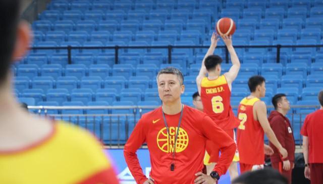 央视直播中国男篮VS澳大利亚，比赛时间确定，首发5虎预测，拼了
