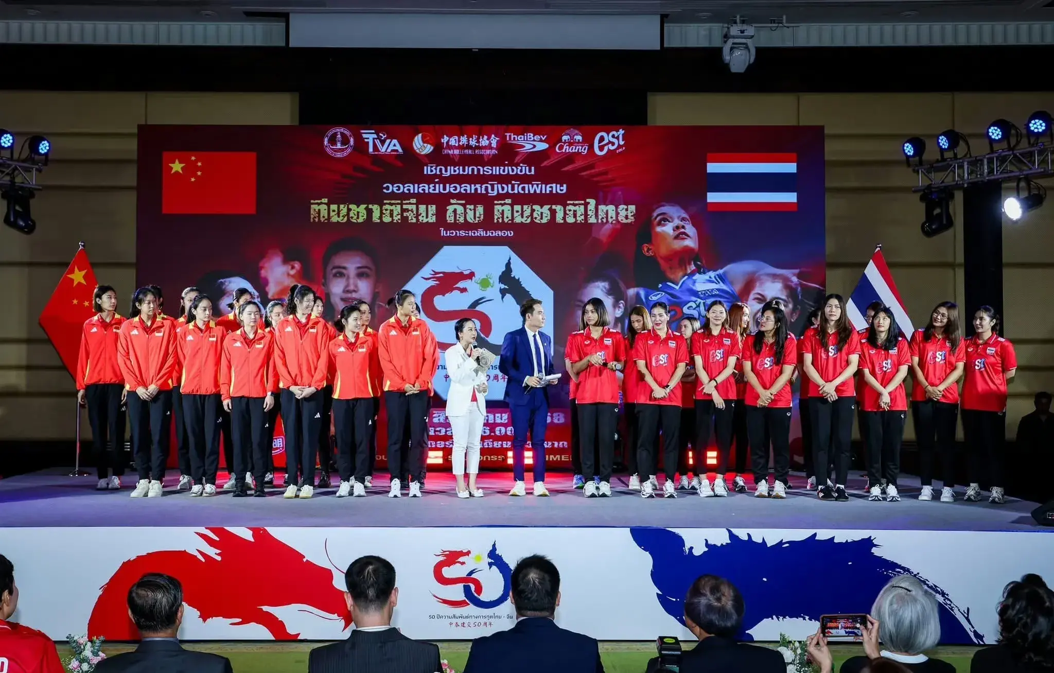 中国女排集体亮相！和泰国队拍合照，赖亚文现身，冯坤“混”入