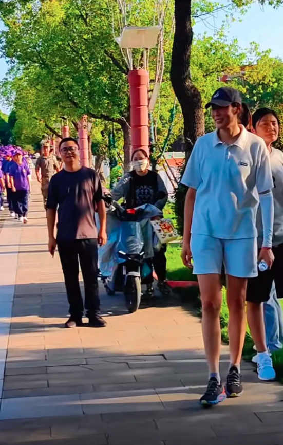 朱婷变身排球使者 扎马尾戴鸭舌帽 休闲运动装亮相 心情大好