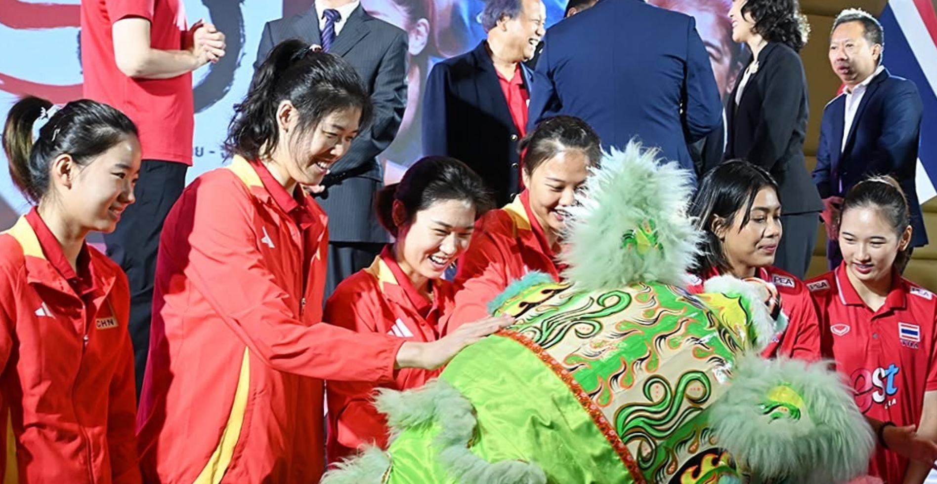 中国女排获贵宾级待遇 赖亚文现身 冯坤接待 赵勇杨昊笑开怀