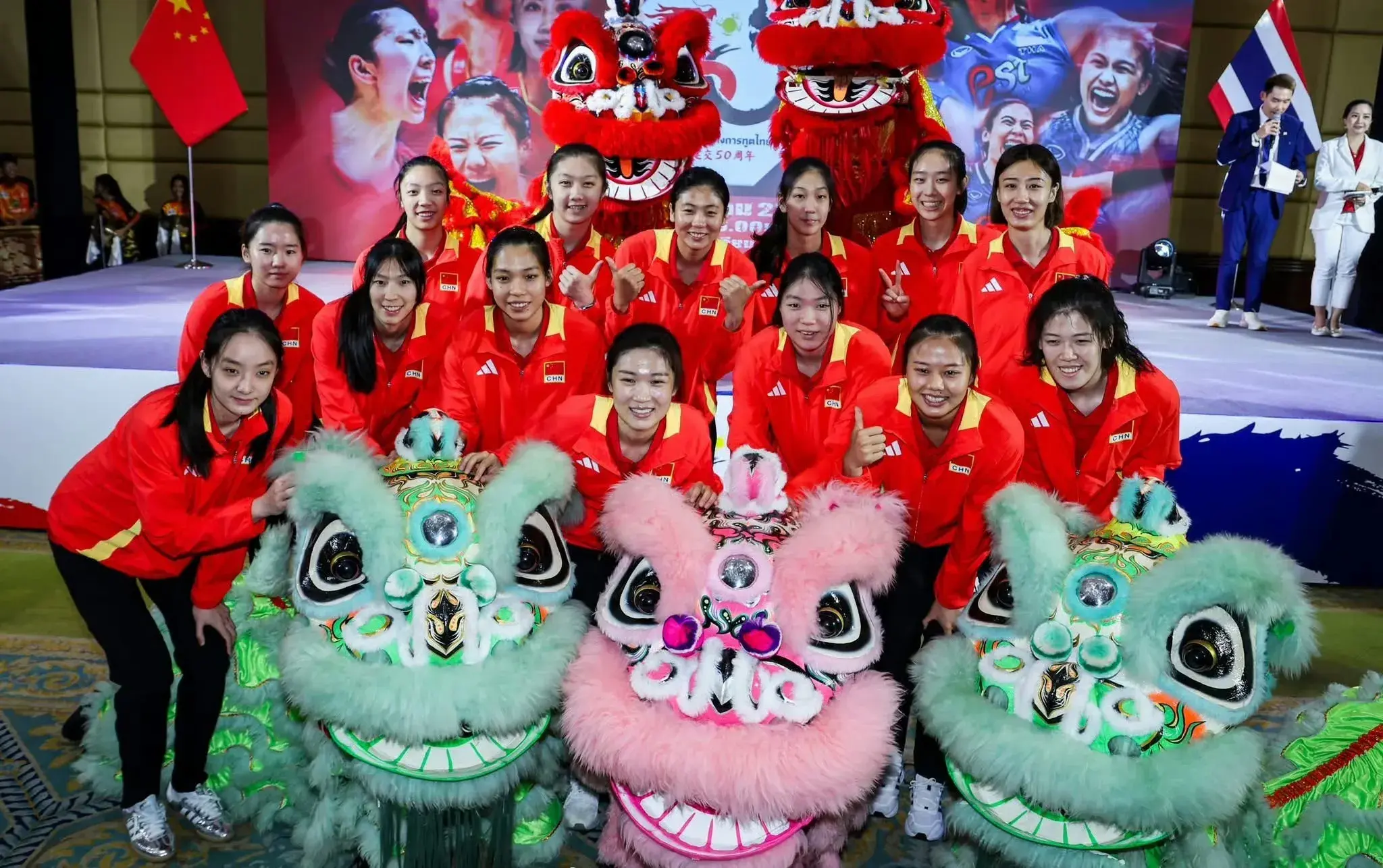 中国女排集体亮相！和泰国队拍合照，赖亚文现身，冯坤“混”入