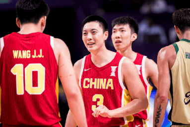媒体人：胡明轩用表现来回馈球迷的支持，对得起这身球衣